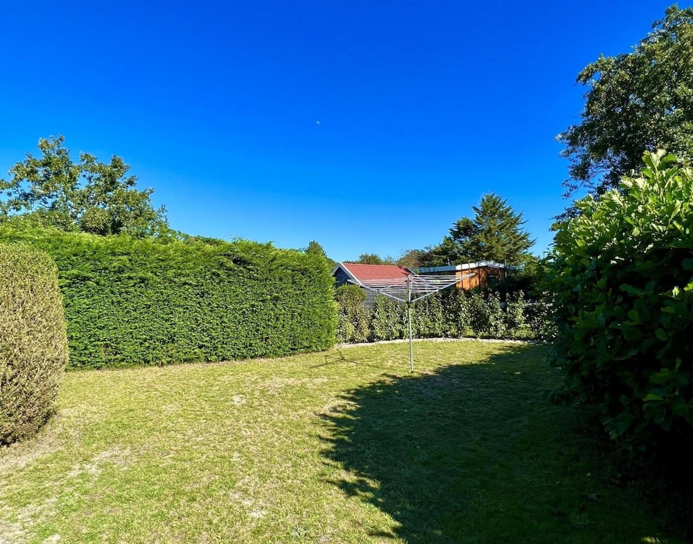 Spacious Bungalow With Garden in Park Eureka