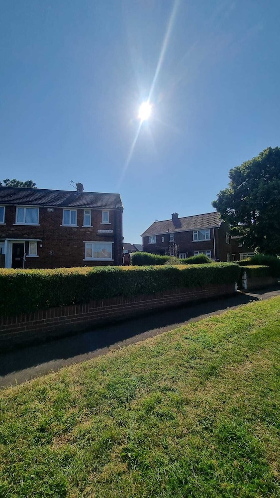Doncaster-house-sleeps8-parking-garden