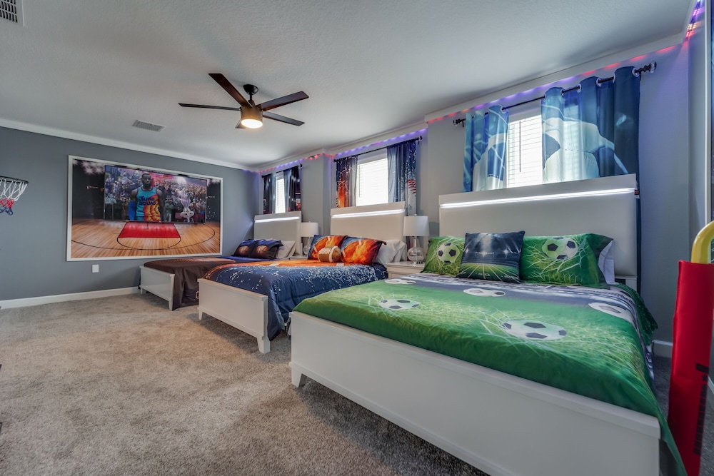 9 Bedroom Family Friendly Retreat - Private Pool