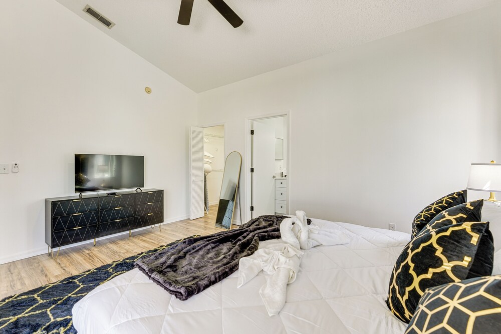 6 Mi to Disney World: Lake-view Retreat w/ Pool!