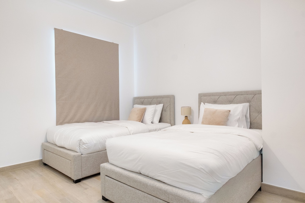 Bloomfields Luxurious 2Br Water Edge