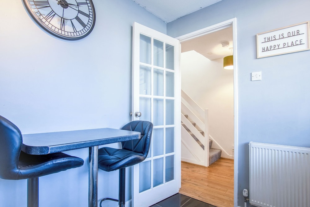 Gellionen - 2 Bedroom House - Clydach