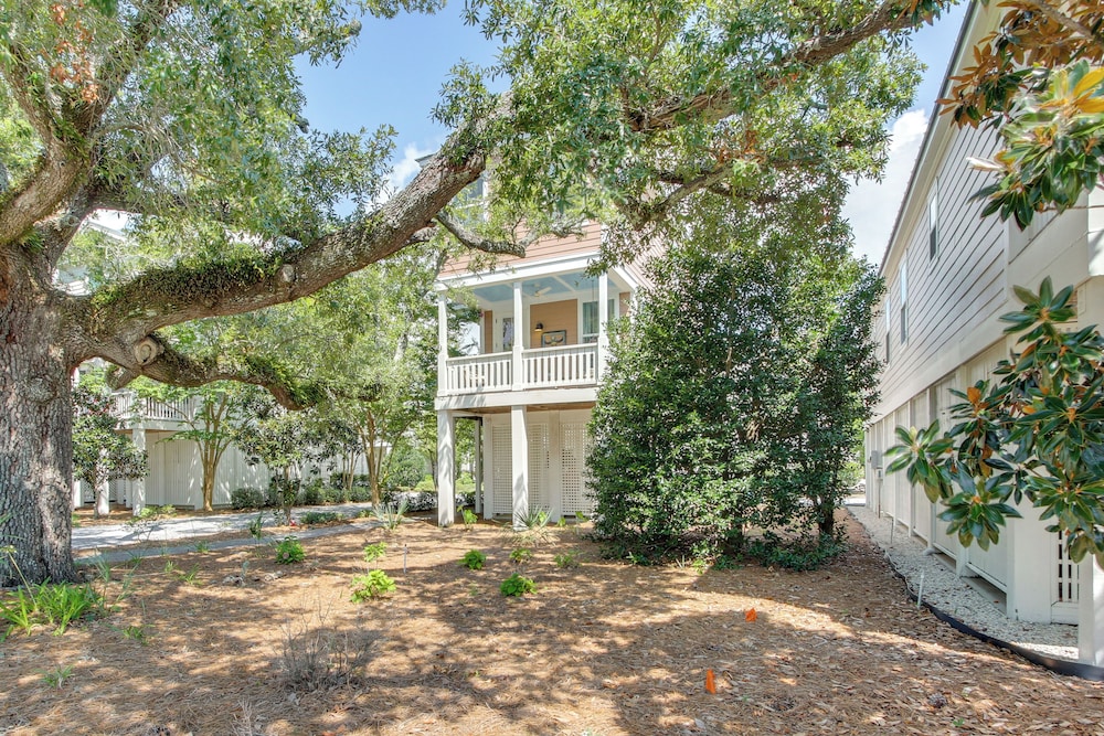 Walk to Beach: Cottage w/ Yard in Pass Christian!