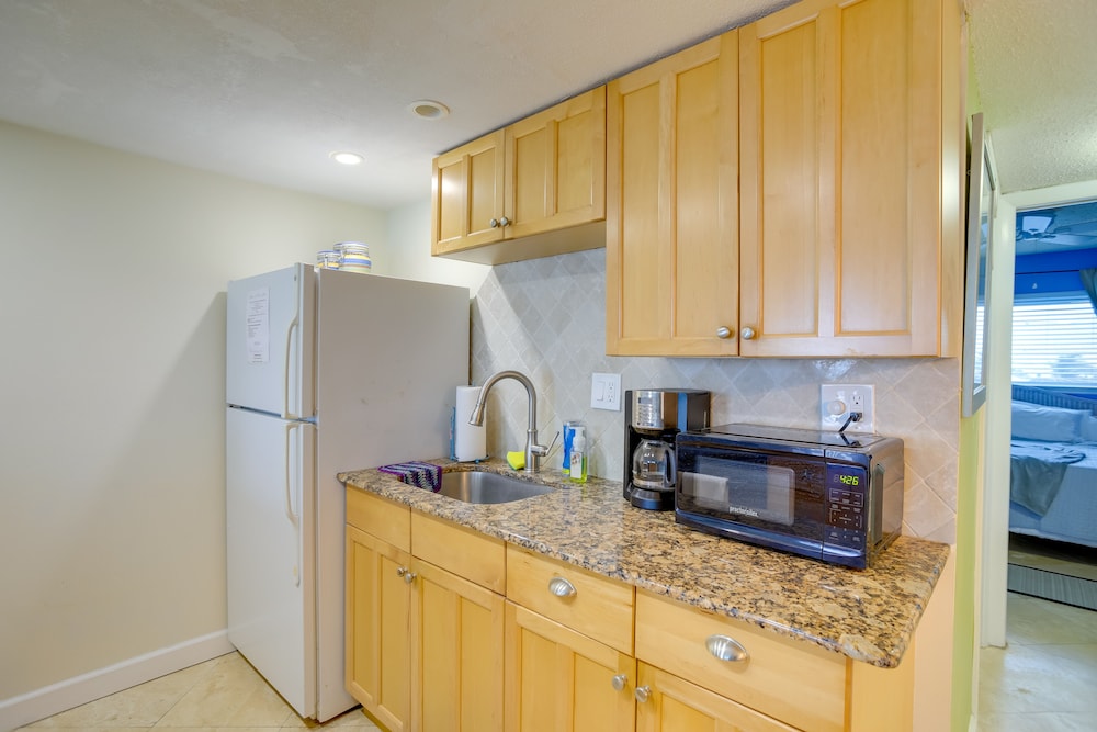 Sunny Seaside Condo With Pool & Walk to Beach! view 3