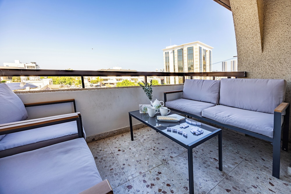Trygoni Court - Elegant Downtown 3-bdr Apartment