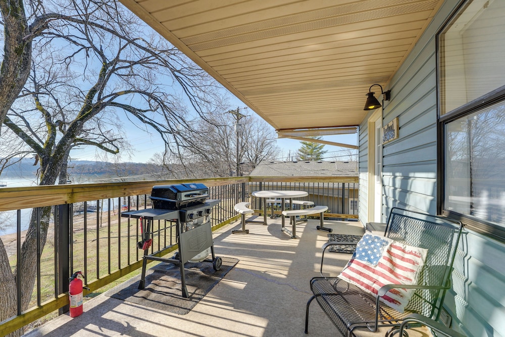Lake Views & On-site Hiking: Cape Fair Cottage