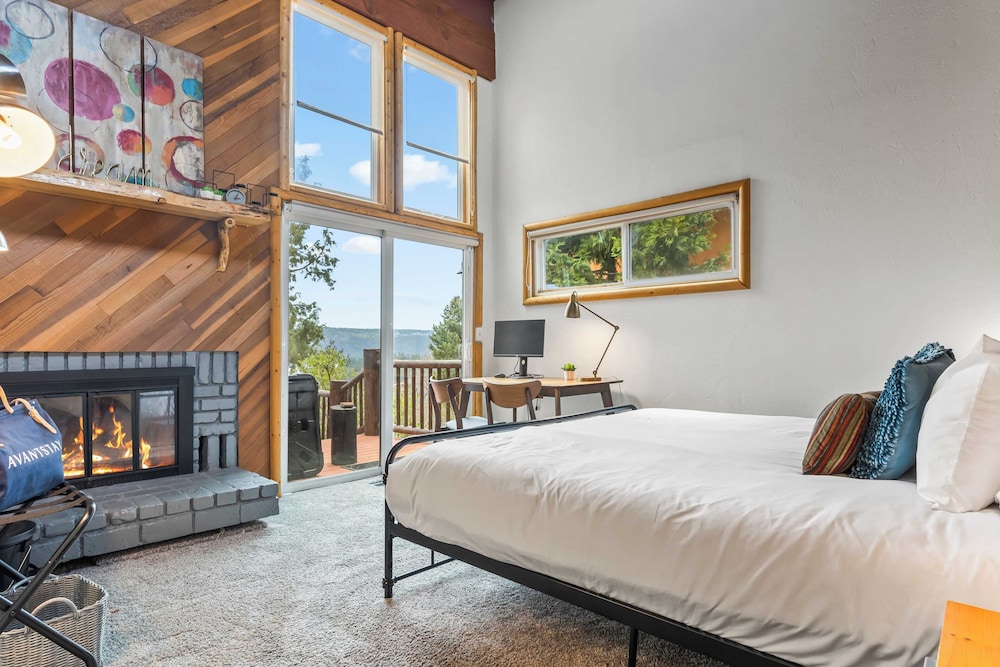 Scenic North Shore Stay w/ Games, Near Snow Summit Lakeview Lodge by Avantstay
