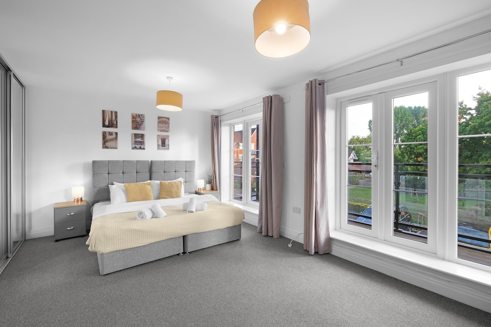 Spacious 6 Bedroom House in Denton Way