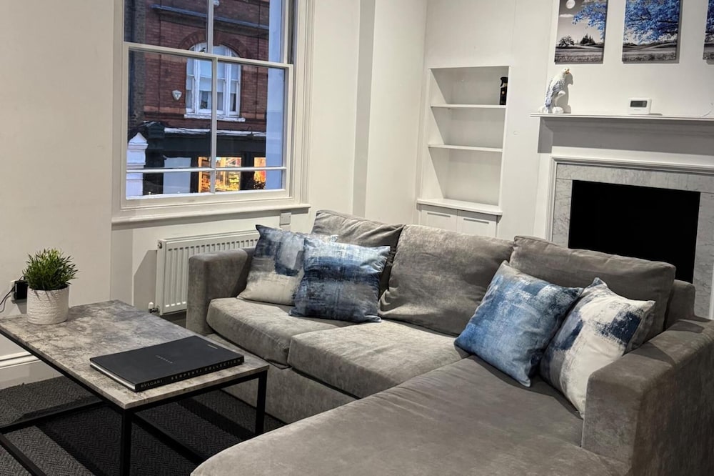 Central Apartment - Sleeps 2 & Private Patio