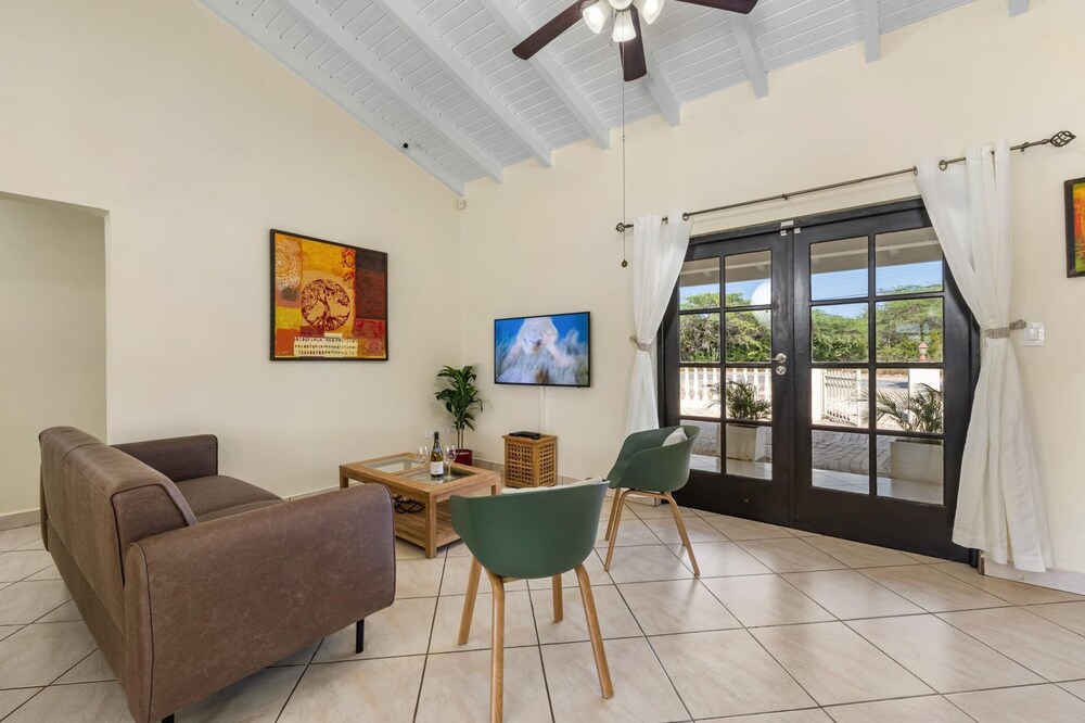 Luxurious Haven in the Heart of the Island Pool