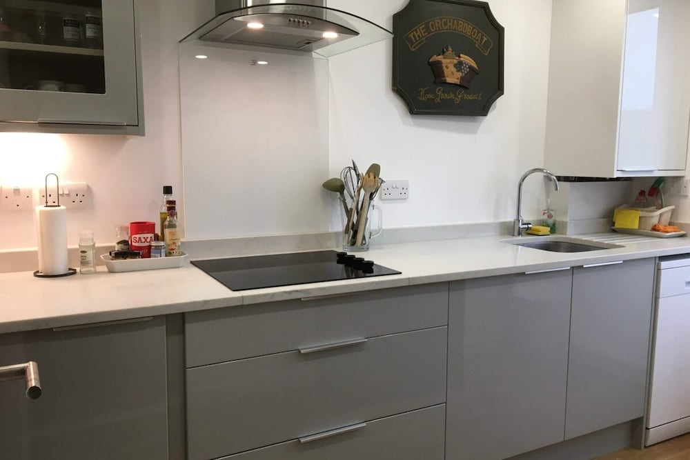Bright, Spacious 2 Bedroom Apartment in Stockbridge view 4