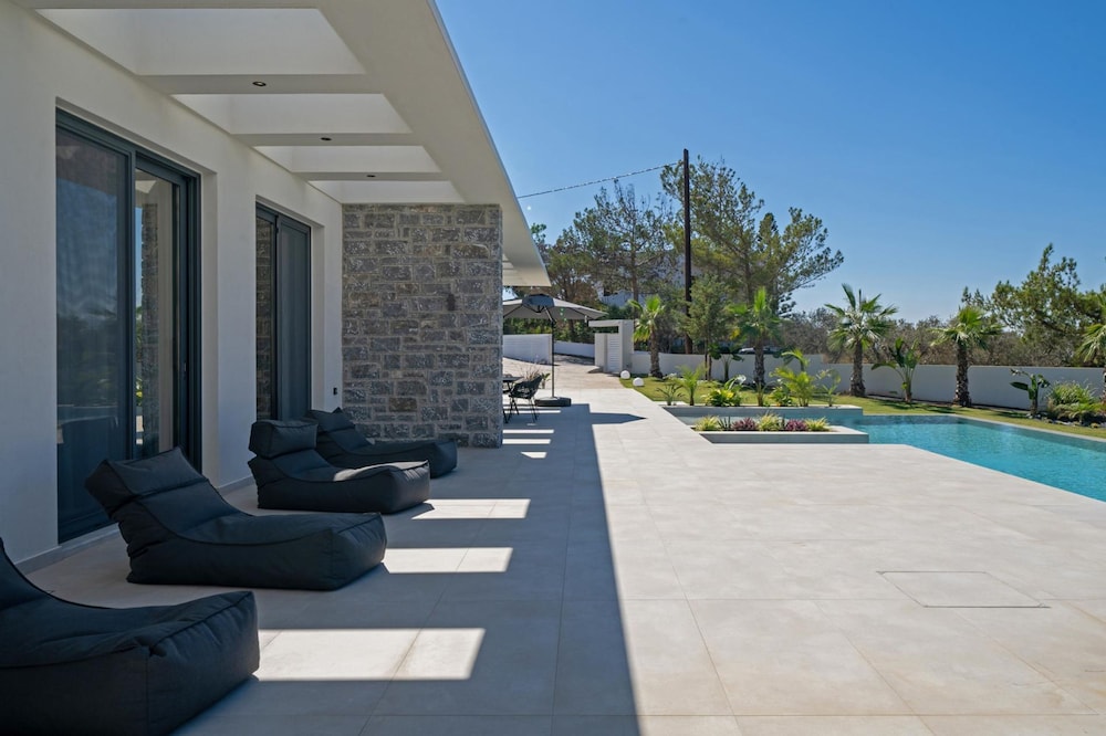 Aethra Grand- Luxury 5-bed Villa 850m From Beach