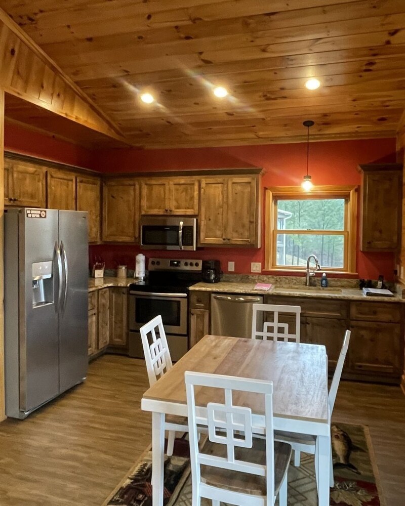 Charming cabin with an Amazing view! - pet and motorcycle friendly! 2 Bedroom Cabin by RedAwning view 4