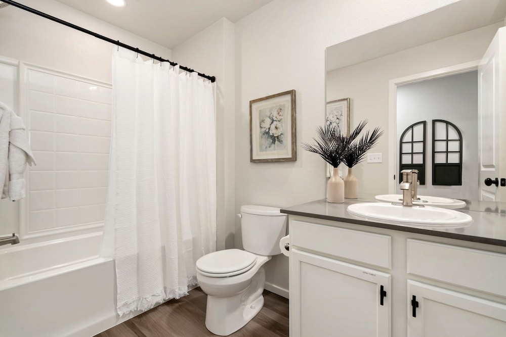 Mosaic Modern - Dog Friendly, Pool + King Suite