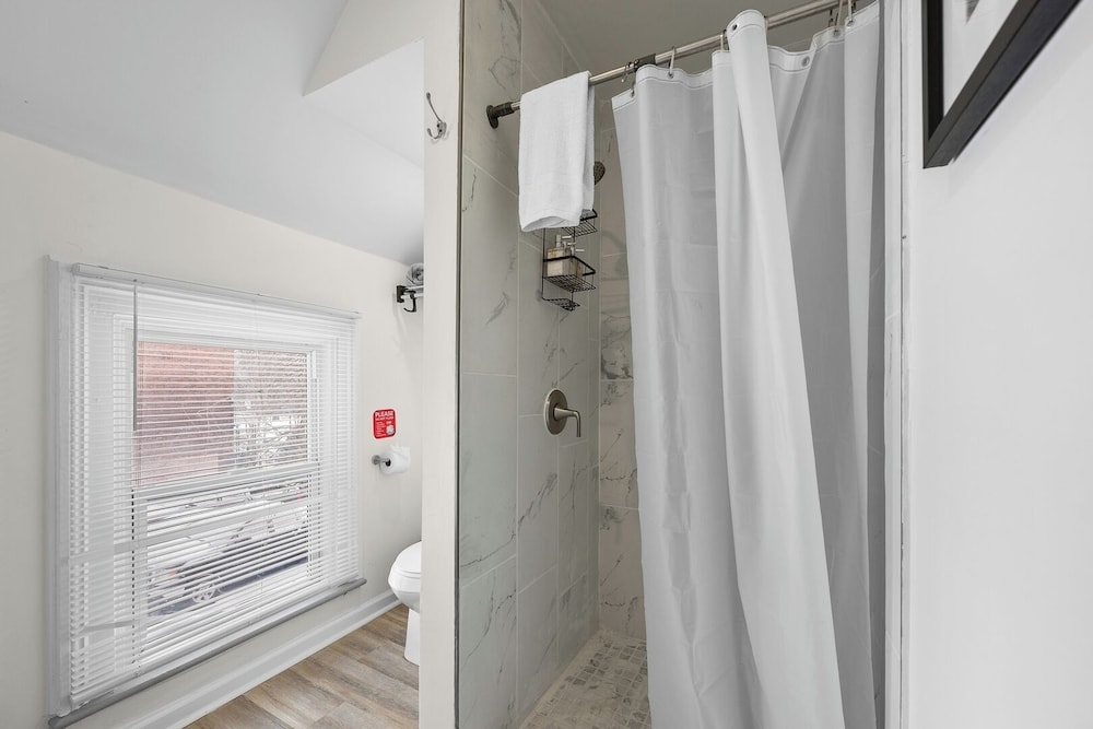 Detroit Escape: 2BR Apartment for 7 w/ Wifi