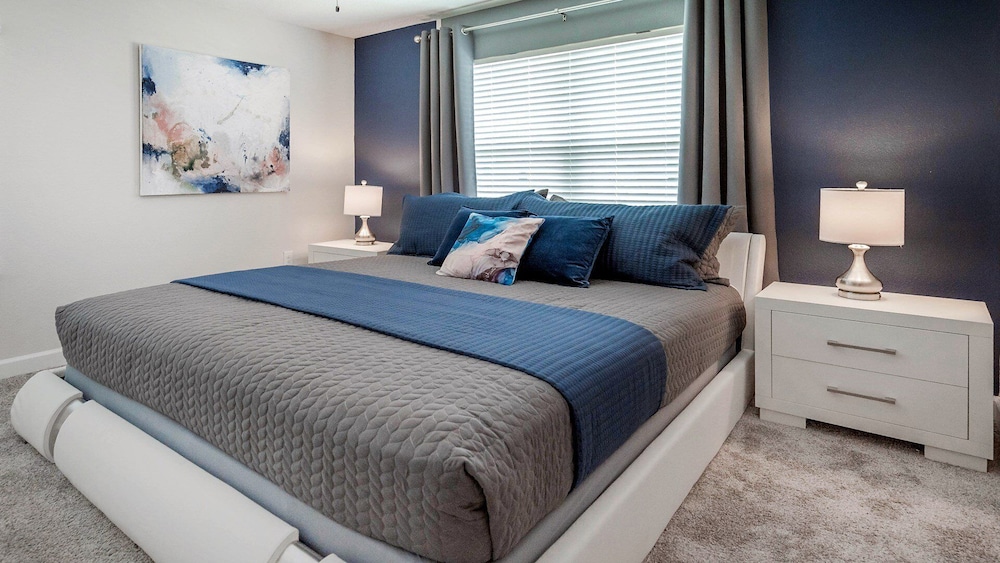 5BR Stylish Championsgatetownhome w/ Private Pool
