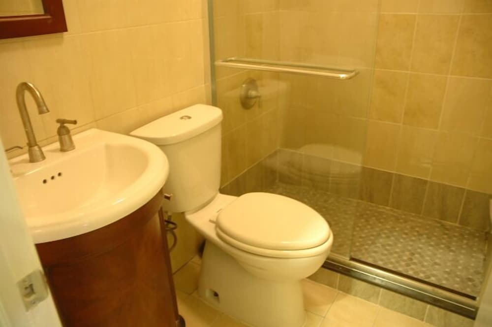 Midtown East 2BR 2Bath Apartment DR 28