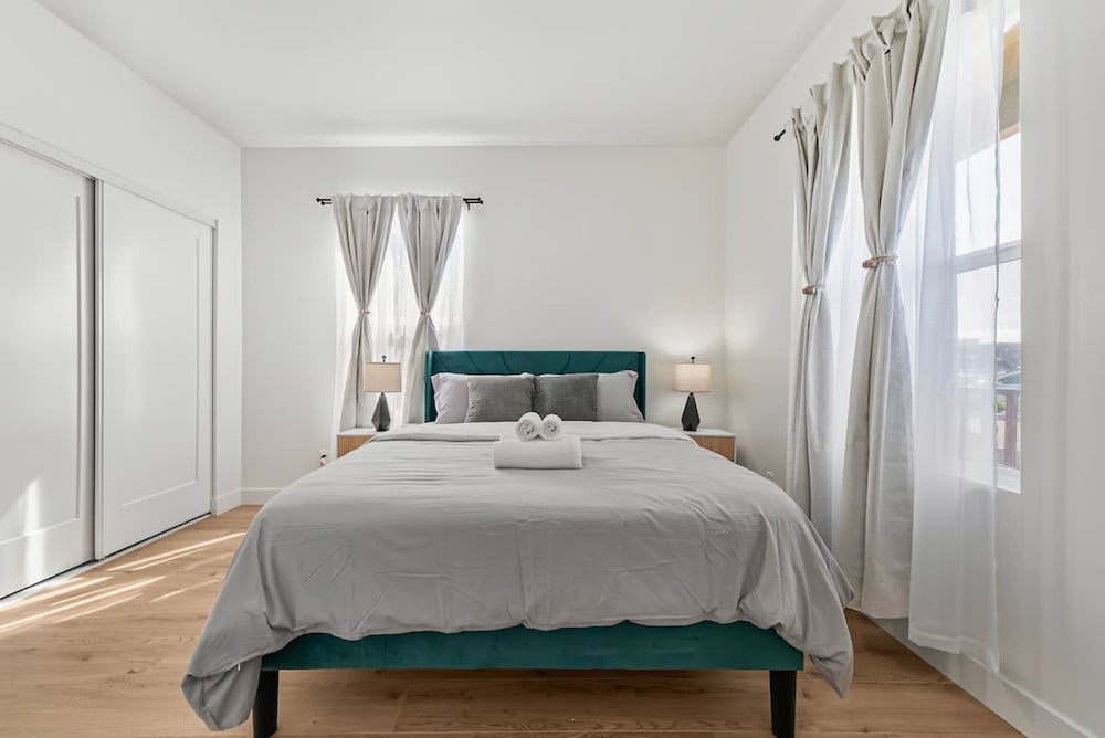 Massive 8BR Home in Hayward With AC Free Parking