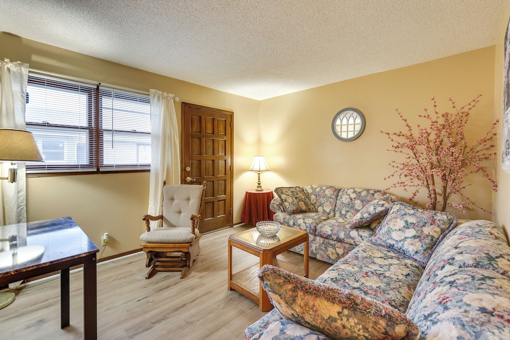 2 Mi to Kansas State Fairgrounds: Cozy Apartment!