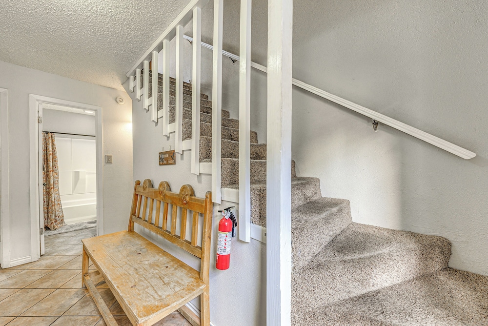 Half-mi to Midtown: Family Retreat w/ Mtn Views!