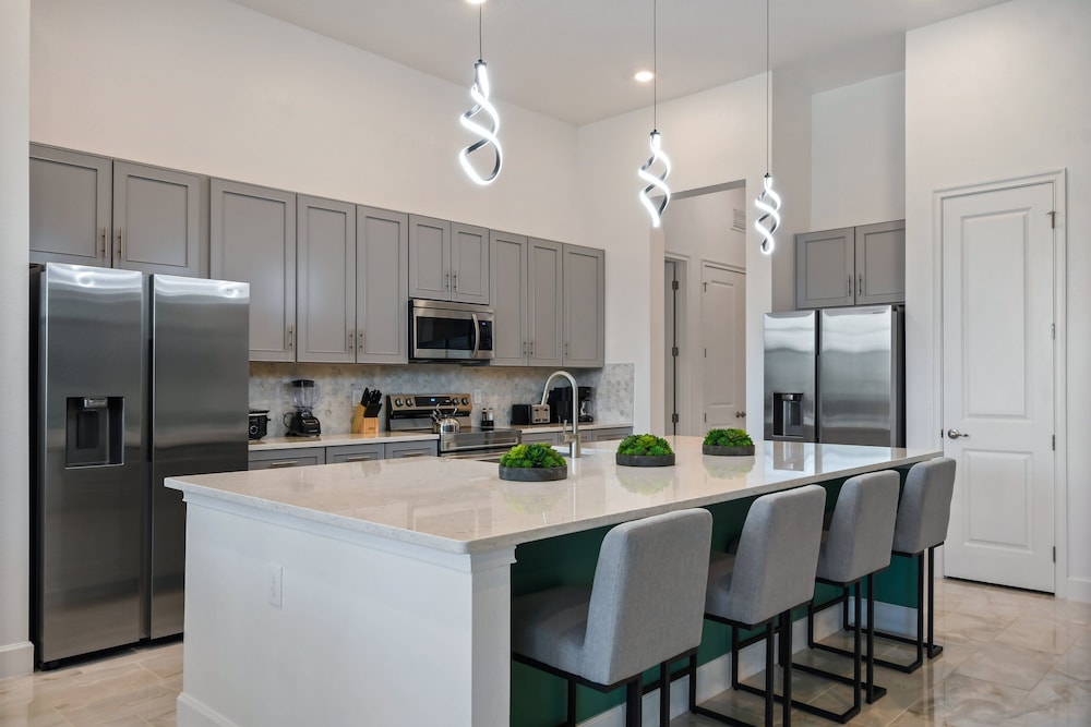 Luxurious 15br Villa With Lake View & Game/theater