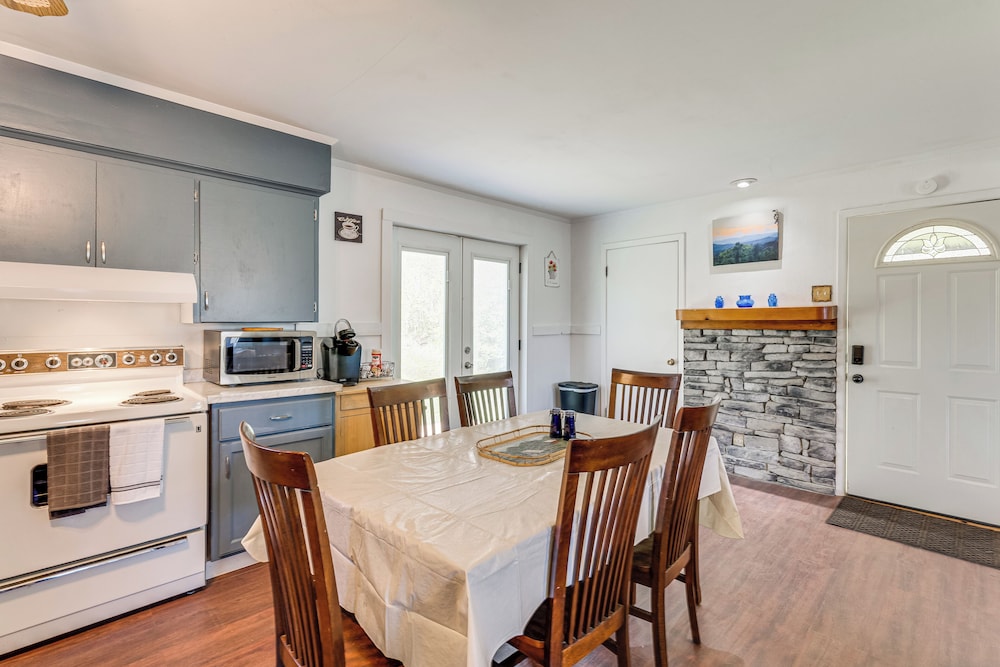 5 Mi to Chatuge Lake: Hayesville Hideaway!