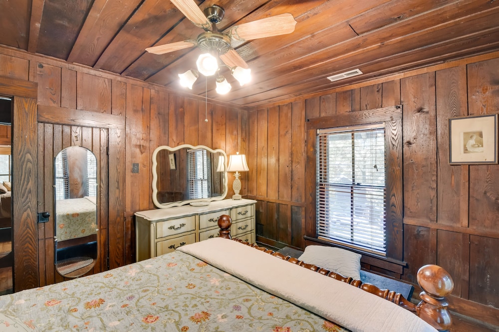 Log Cabin Rental Near Table Rock State Park! view 4