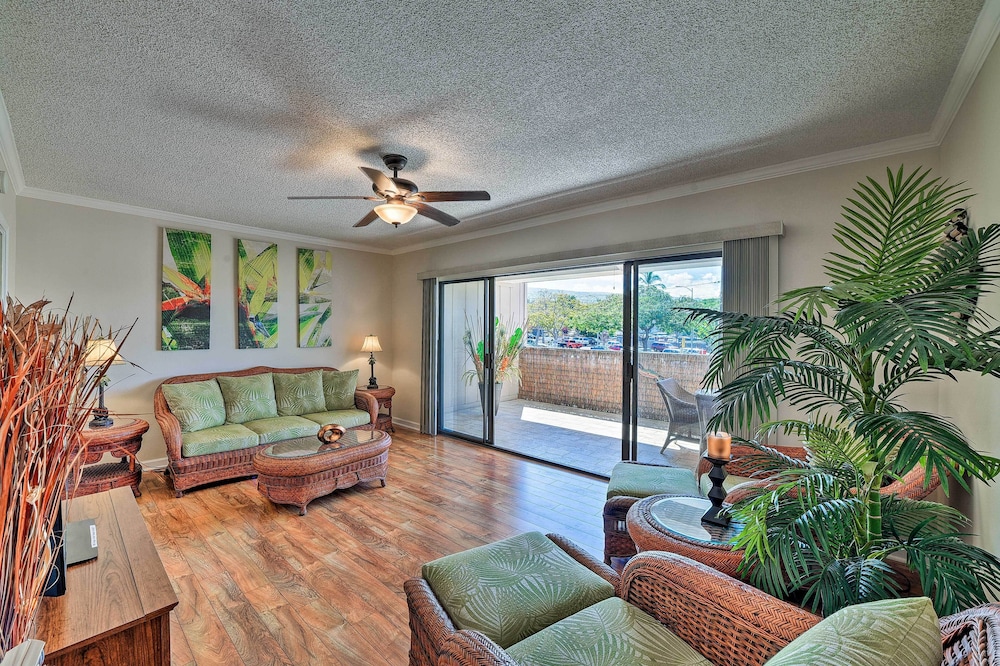 Downtown Air Conditioned Condo: Walk to Beaches