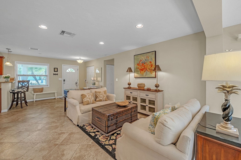 Comfy Home W/ Heated Pool Near Siesta Key Beach 2 Bedroom Home