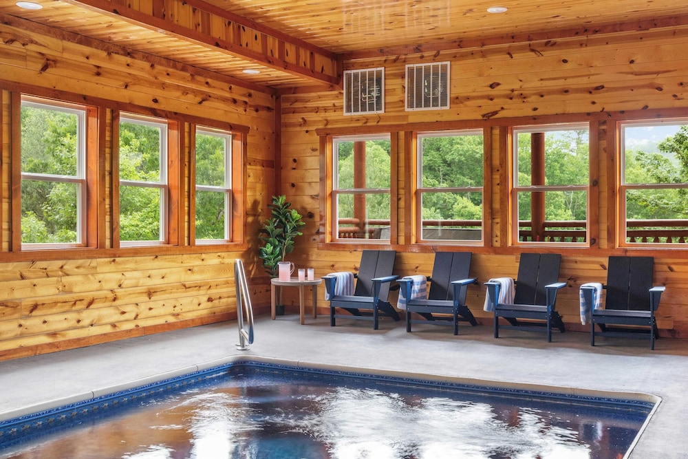 Smoky Ridge by Avantstay Renovated Cabin w/ Indoor Pool Game Room + Theater