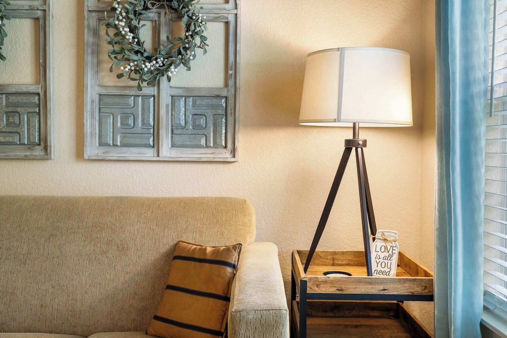 Warm Welcome Getaway Resort Stay for 6 With Amenities Near Downtown