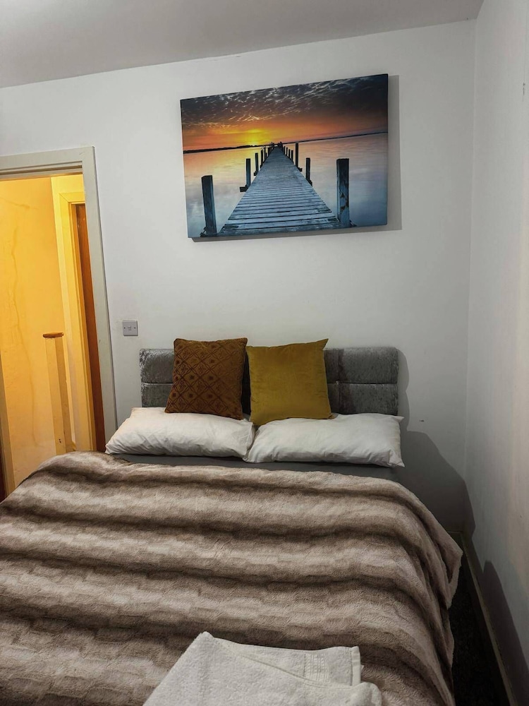 Cosy Central Home - Sleeps 5, Free Parking & Patio