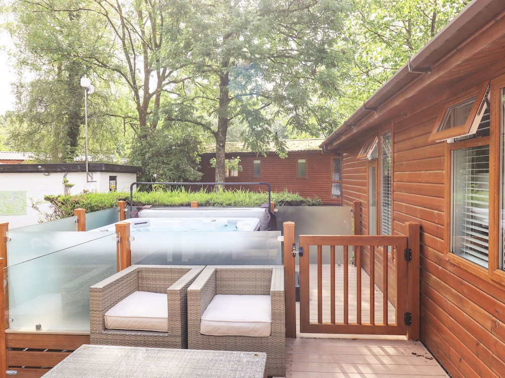 Lakes Lodge