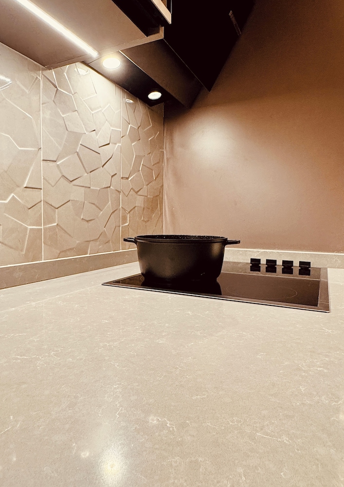Elite Luxury Suites at Diamond in City