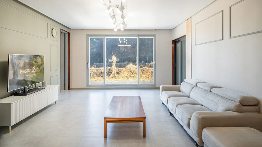 Goseong Hoostay Caravan Pension