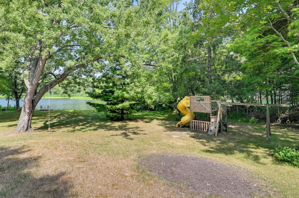 Waterfront Deck! Chic Lower Scott Lake Cottage