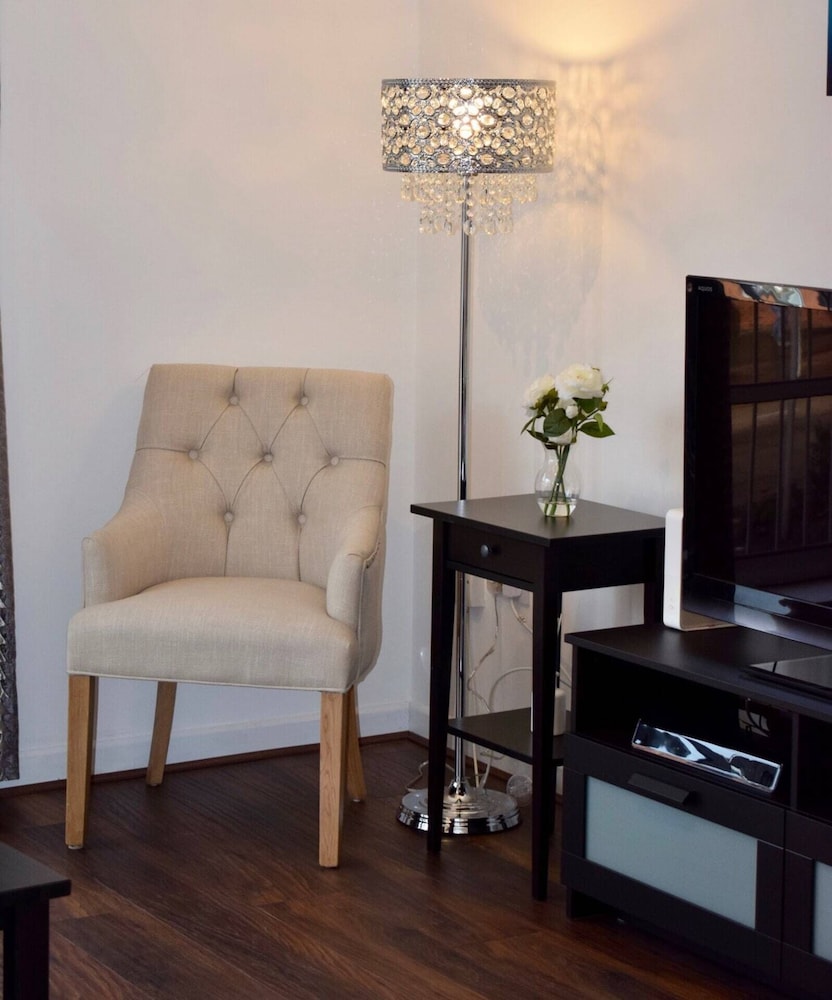 2 Bed Historical Christchurch With Parking