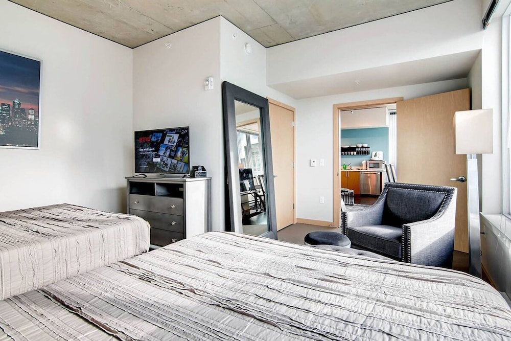1 Location 2BR Across From Space Needle -vr1