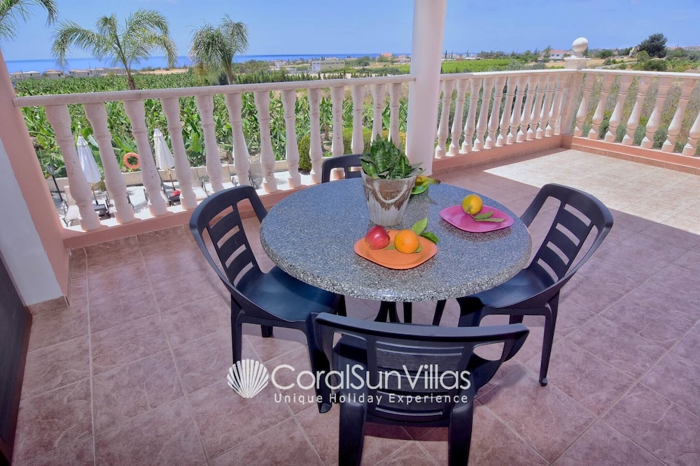 Family Villa Short Walk To Coral Bay Strip 5 Min and Pub, Shops etc