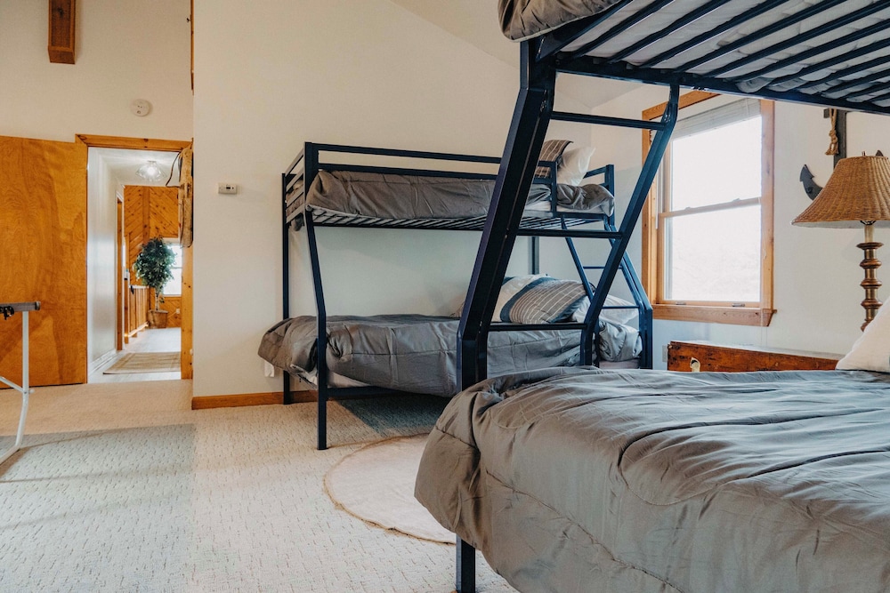 Lakefront Getaway w/ Fire Pit in Akron