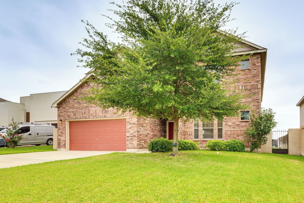 7 Mi to Lake Casa Blanca: Laredo Family Home!