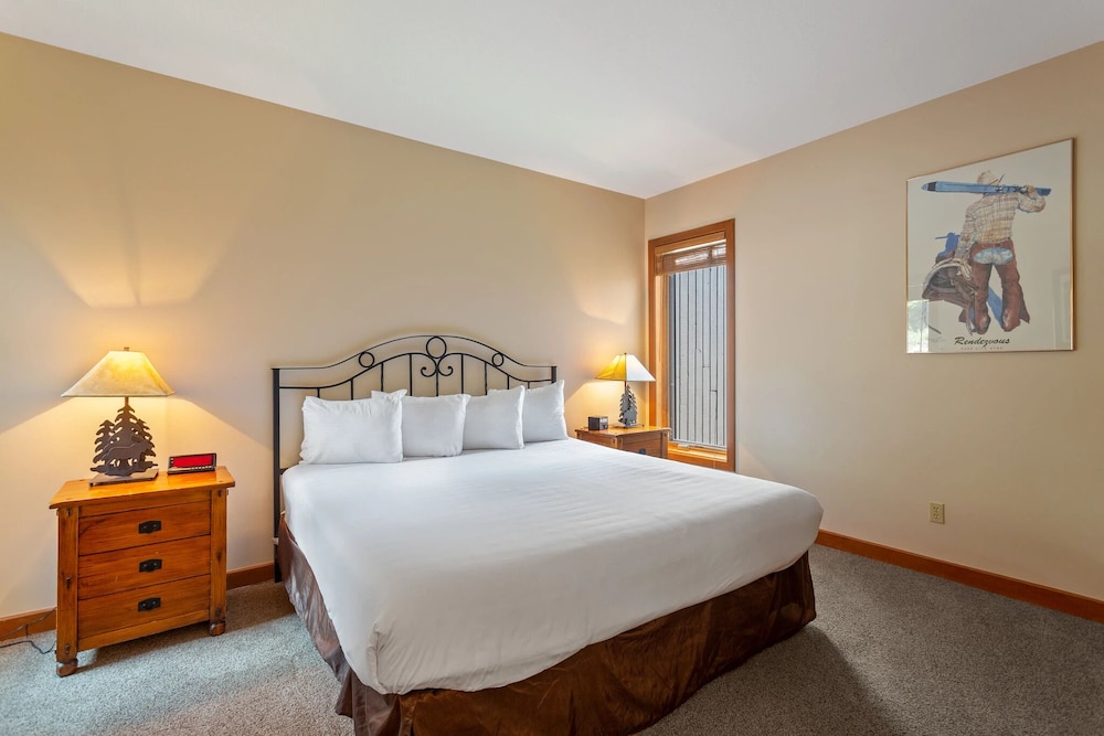 Pinnacle at Deer Valley Resort - Four Bedroom Condo with Hot Tub #1470 4 Condo