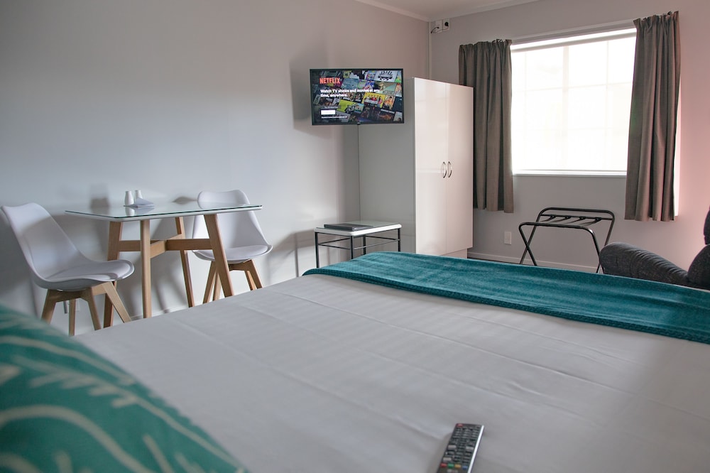 Bk's Palm Court Motor Lodge