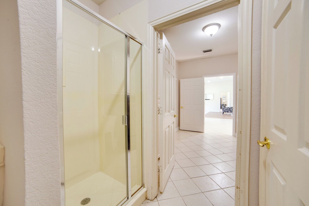 Game Room & Bar: Secluded Getaway in Farmersville