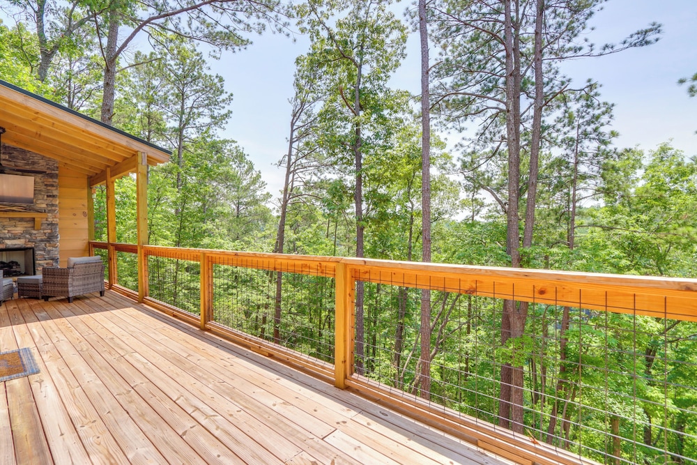 10 Mi to Dtwn: Home w/ Spacious Patio in Ellijay!