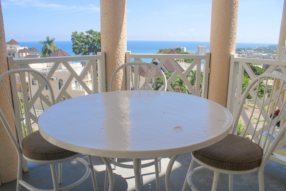 Hotel Columbus Heights Apartments - Image 1