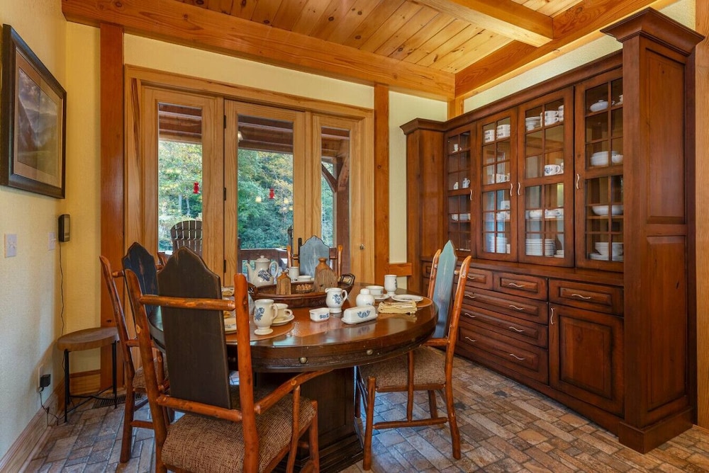 Luxe Riverfront Escape Mtn Views Pickleball Ct