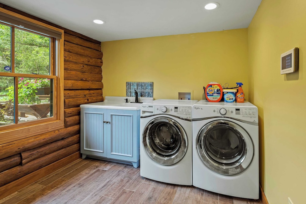 Bigwood Cabin Retreat Hot Tub, Game Room, Firepit Lounge & Private Yard