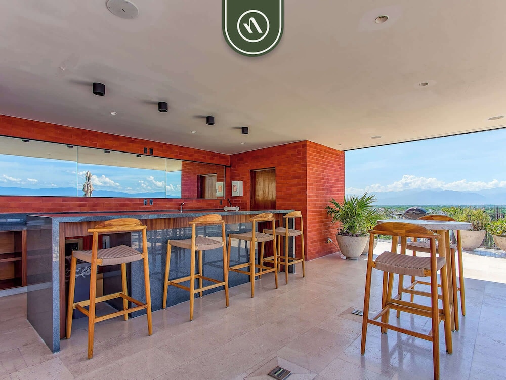 Centric 2BR Condo- Balcony - Rooftop Pool