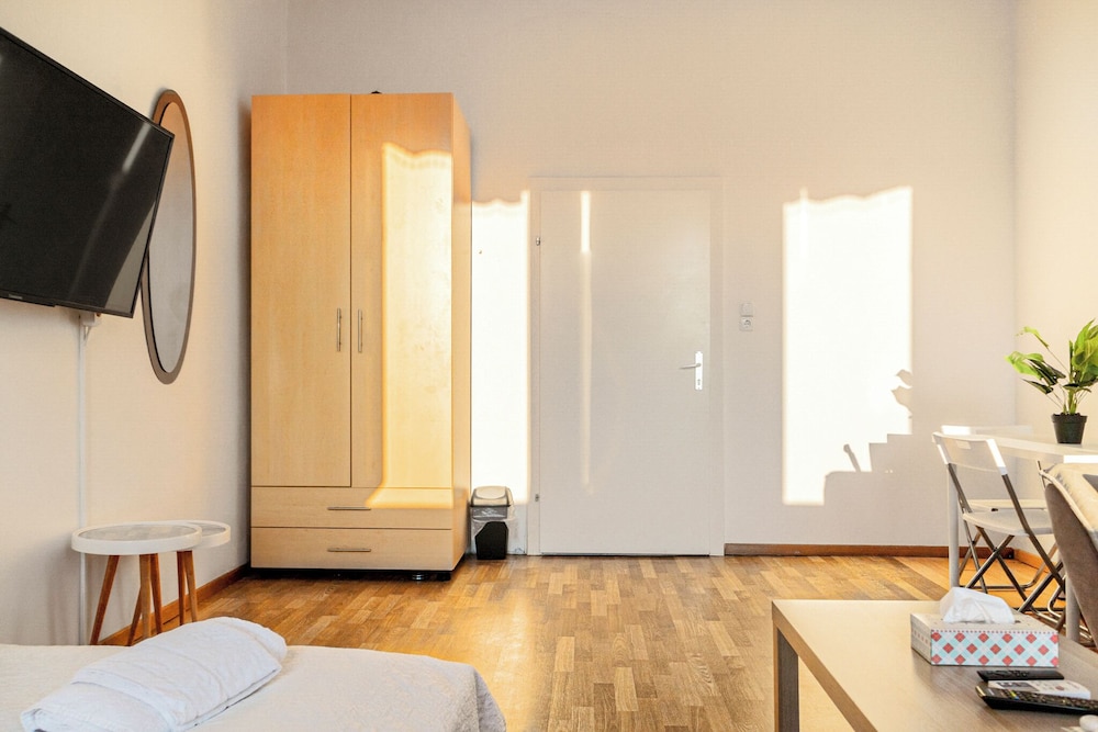 Charming 2BR Apt in Prime Location